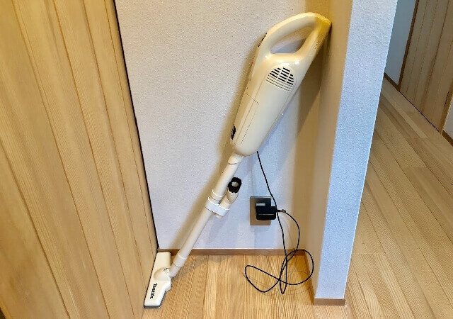 マキタ掃除機を立てかけて収納